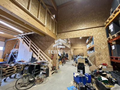 Local d'activités - 166 m²