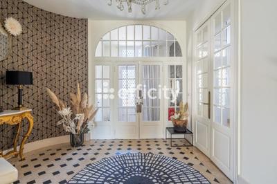 Maison - 330 m² - 9 pièces