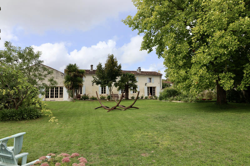 Maison - 460 m² - 9 pièces