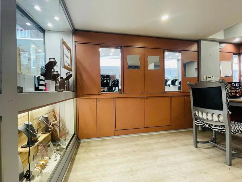 Local commercial - 66 m² - 4 pièces