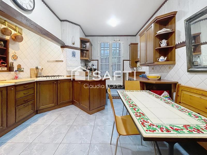 Maison - 242 m² - 10 pièces