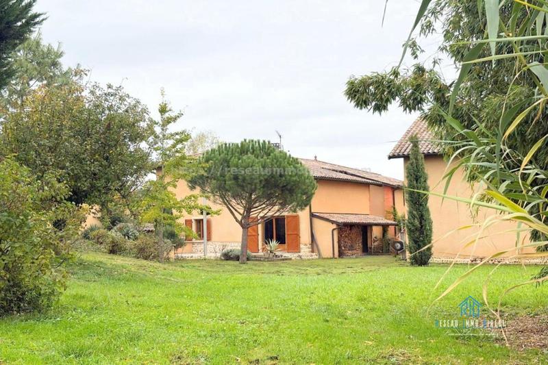 Propriété - 242 m² - 6 pièces