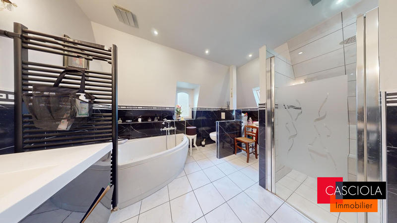 Maison - 259 m² - 9 pièces