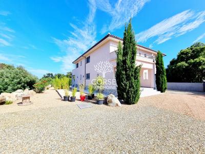 Villa - 215 m² - 9 pièces