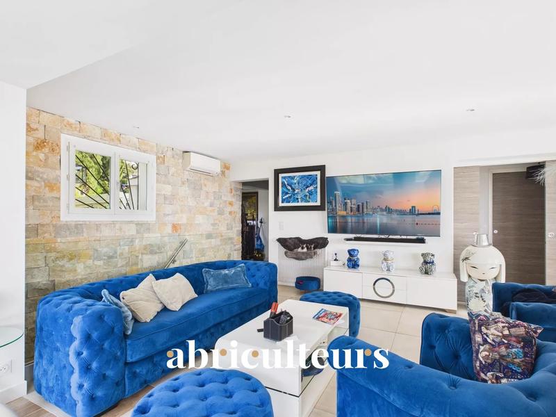 Maison - 227 m² - 7 pièces