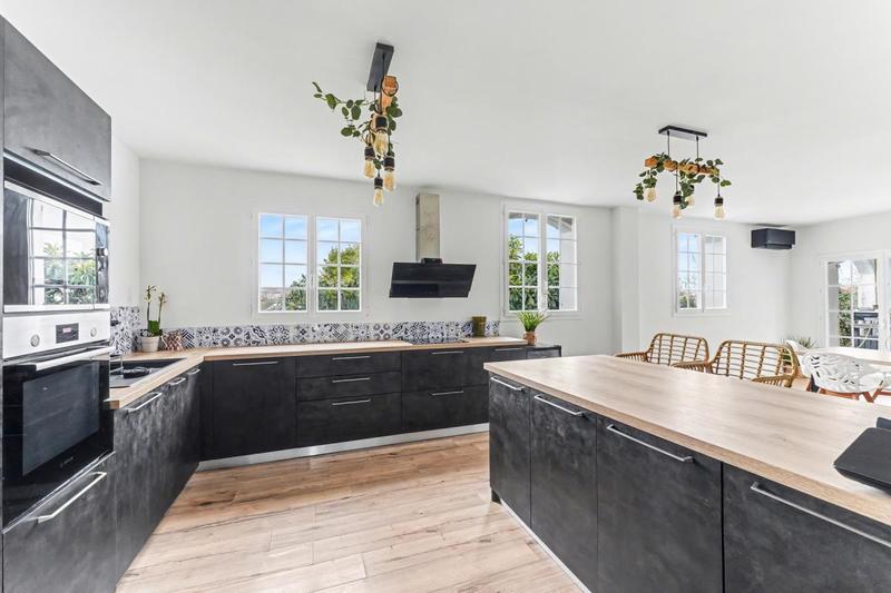 Maison - 235 m² - 7 pièces