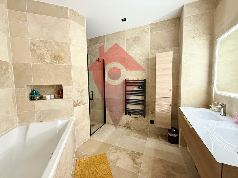 Maison - 400 m² - 8 pièces