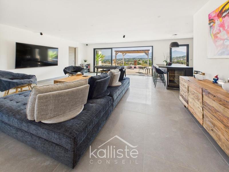 Villa - 166 m² - 6 pièces