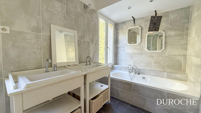 Maison - 224 m² - 7 pièces