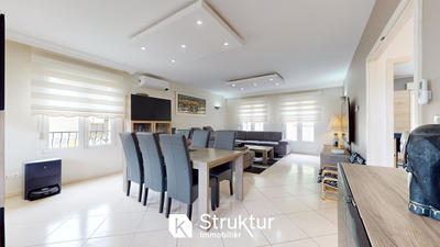 Maison - 247 m² - 7 pièces