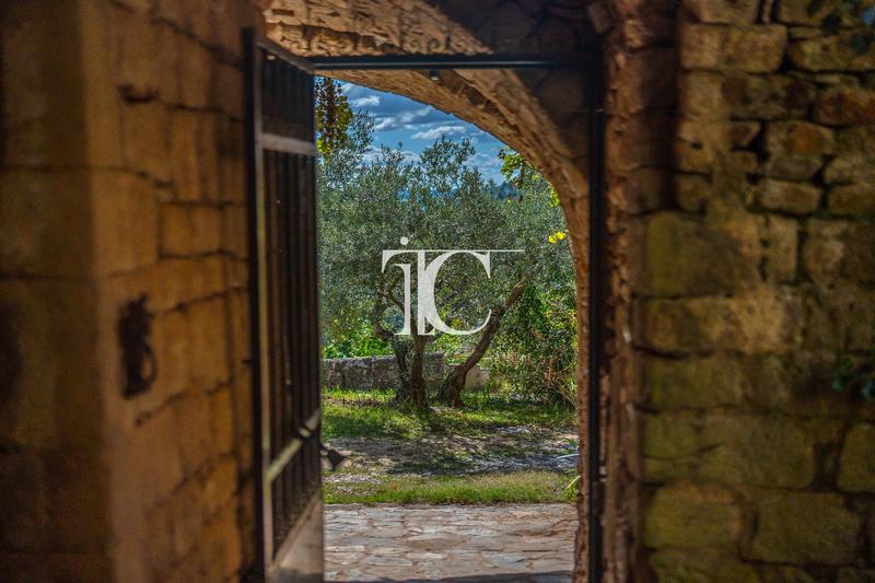 Maison - 350 m² - 11 pièces