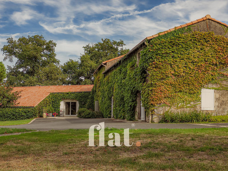 Propriété - 351 m² - 6 pièces