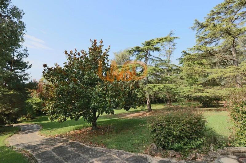 Maison - 282 m² - 11 pièces