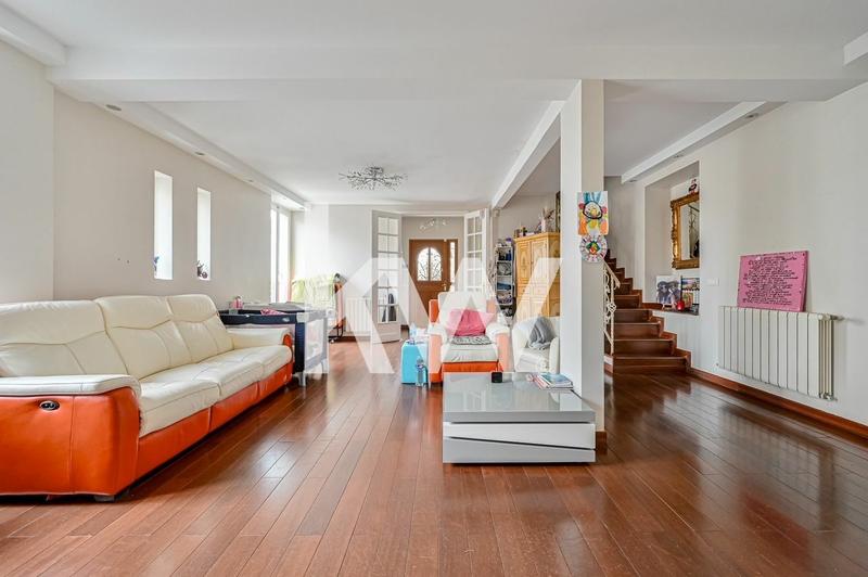 Maison - 230 m² - 8 pièces