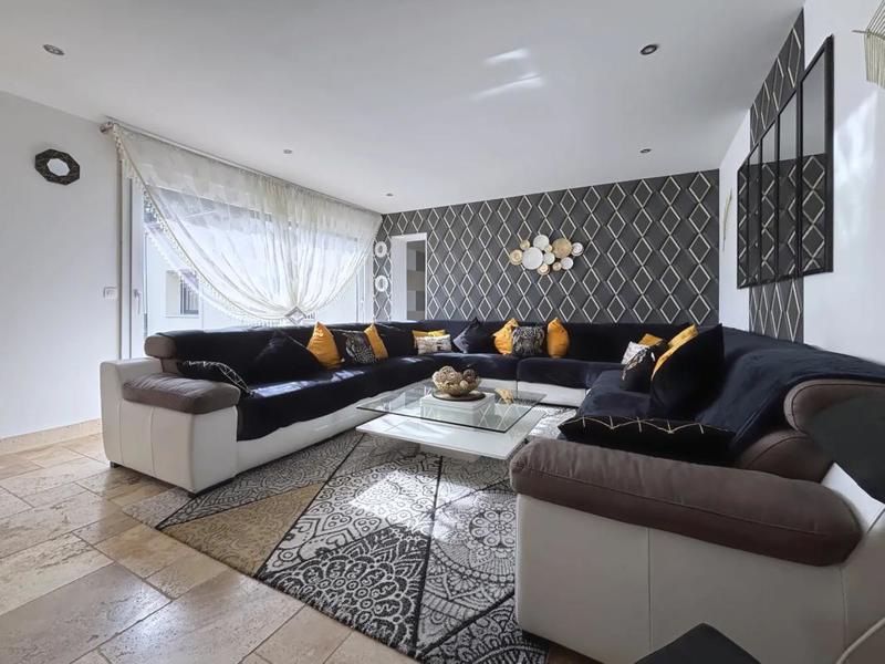 Maison - 241 m² - 8 pièces