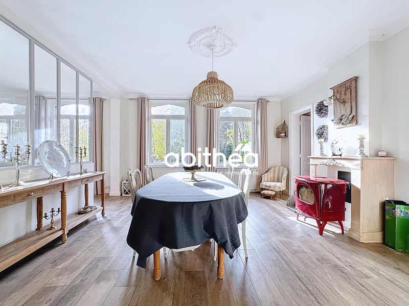 Maison - 327 m² - 9 pièces