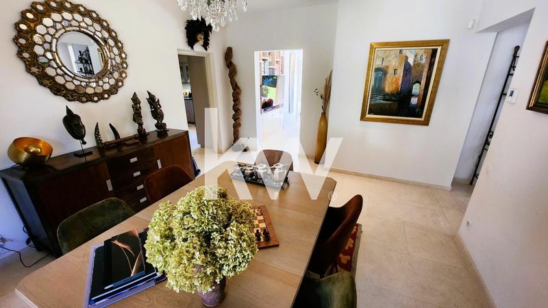 Maison - 247 m² - 9 pièces