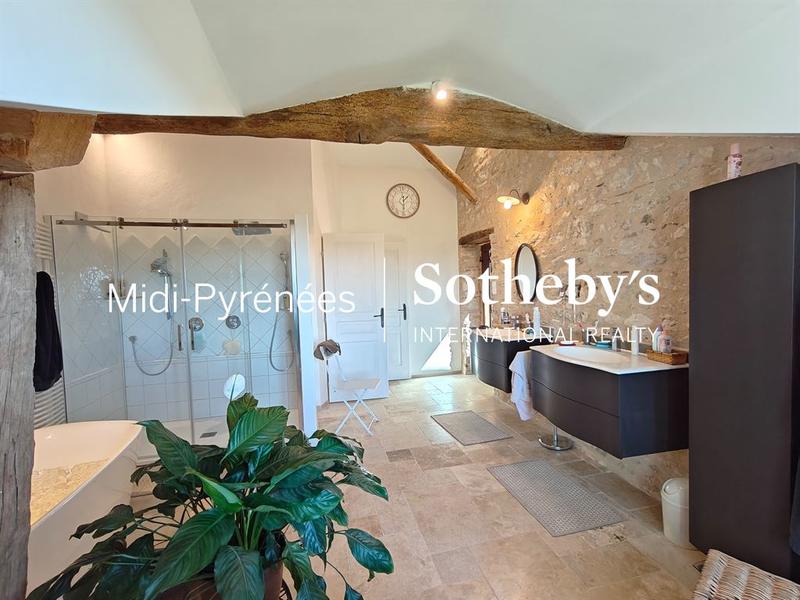 Maison - 585 m² - 18 pièces