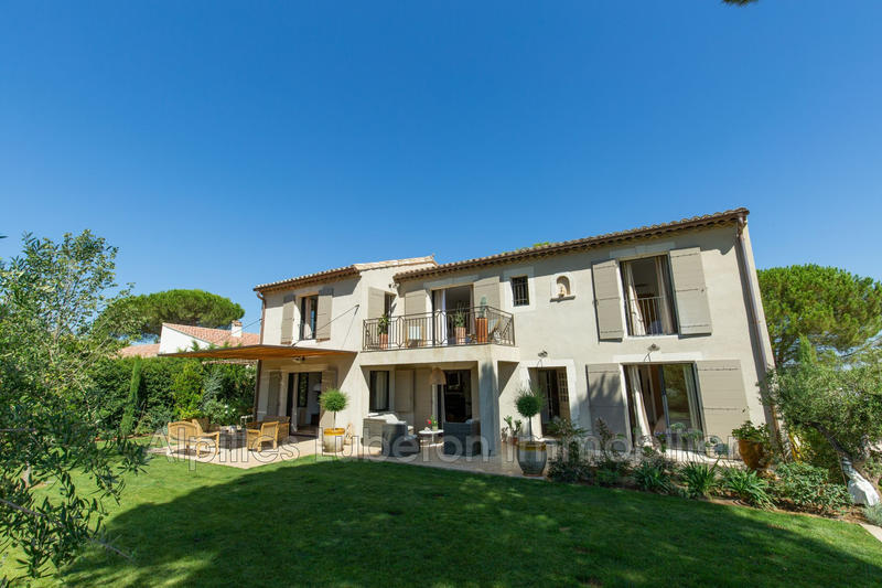 Propriété - 250 m² - 6 pièces