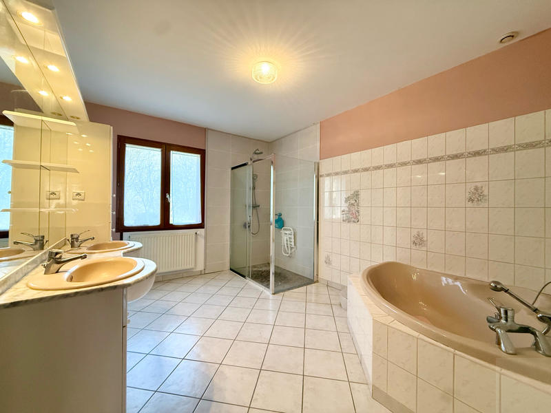 Maison - 218 m² - 7 pièces