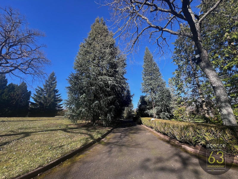 Maison - 430 m² - 9 pièces