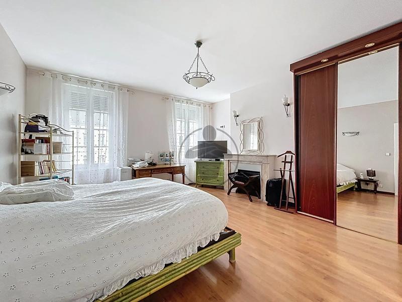 Maison - 237 m² - 9 pièces