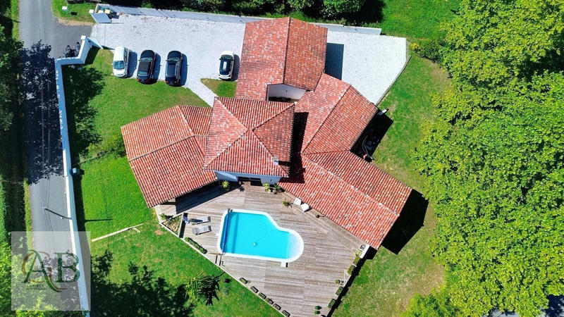 Maison - 220 m² - 7 pièces