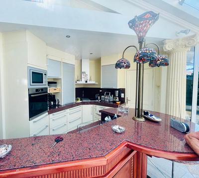 Maison - 235 m² - 6 pièces