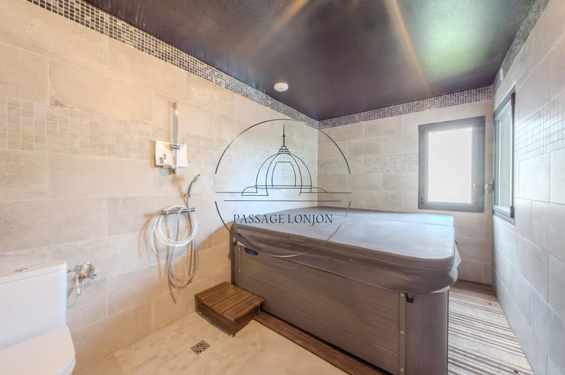 Villa - 256 m² - 8 pièces