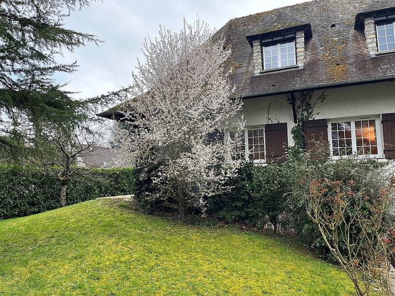 Maison - 233 m² - 8 pièces