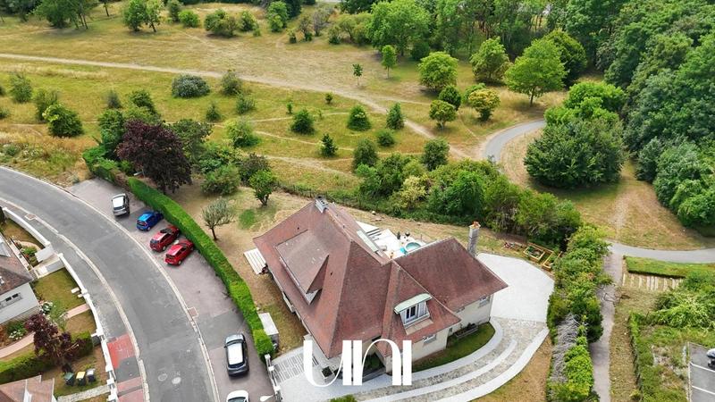 Maison - 260 m² - 6 pièces