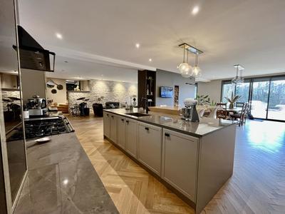 Maison - 341 m² - 8 pièces