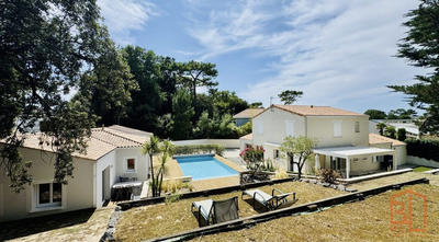 Maison traditionnelle - 274 m² - 11 pièces