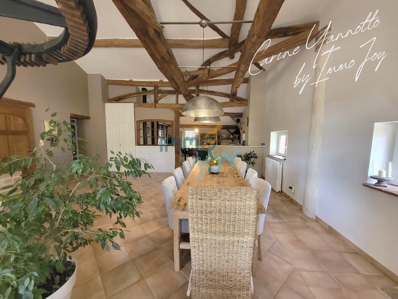 Maison - 240 m² - 8 pièces