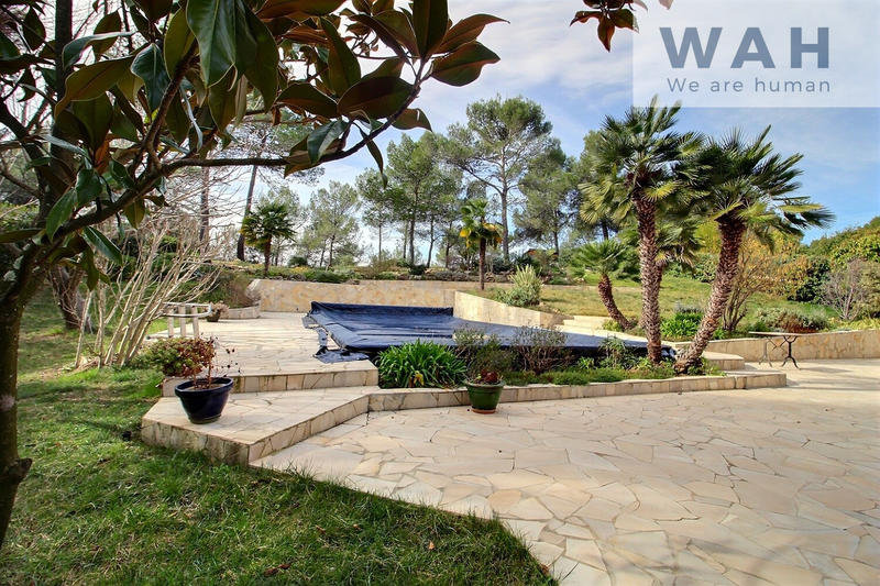 Maison - 220 m² - 8 pièces