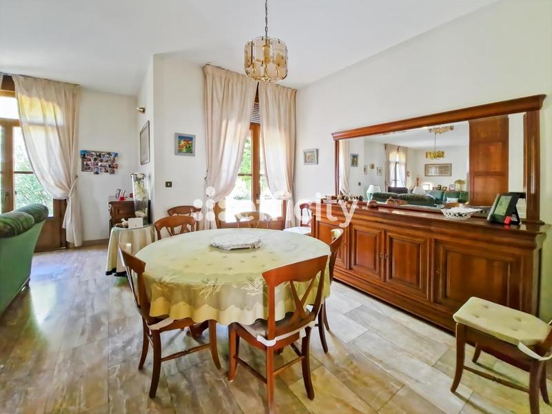 Maison - 245 m² - 11 pièces