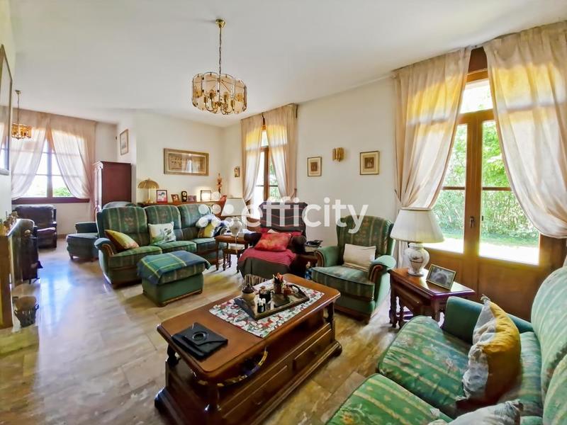 Maison - 245 m² - 11 pièces