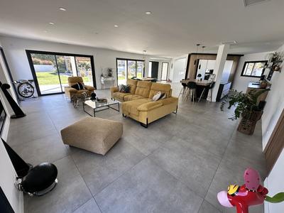 Villa - 234 m² - 6 pièces