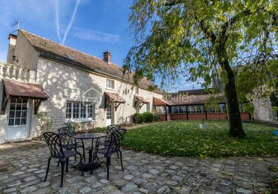 Maison - 302 m² - 9 pièces