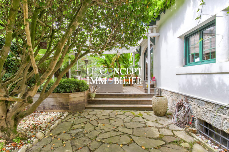 Maison - 303 m² - 10 pièces