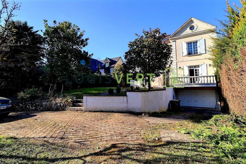 Maison - 225 m² - 9 pièces