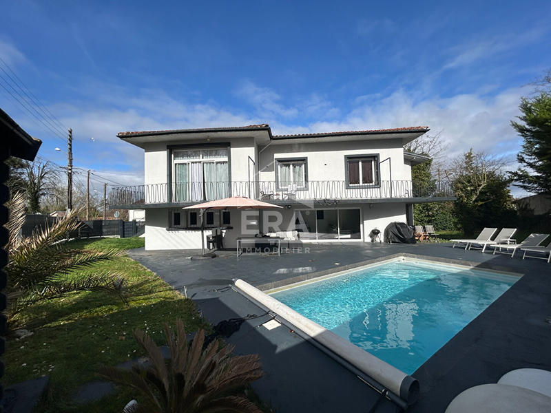 Maison - 222 m² - 10 pièces