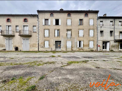 Maison - 1 983 m² - 40 pièces