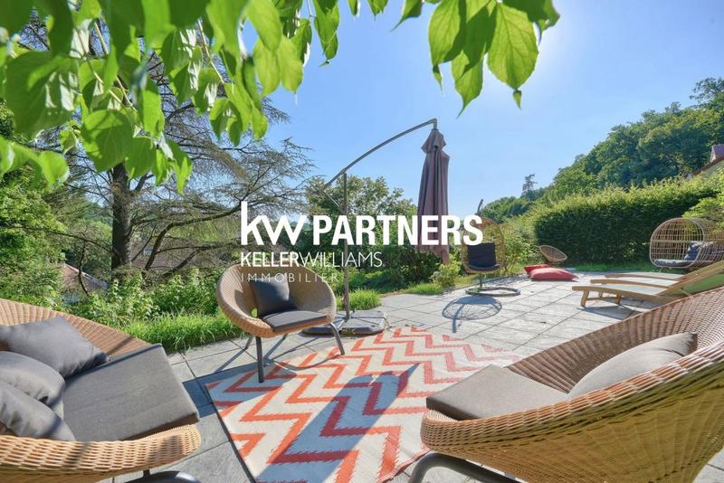 Demeure - 351 m² - 8 pièces