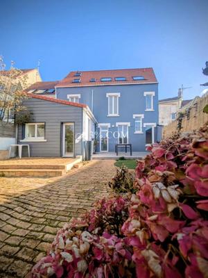 Maison - 210 m² - 11 pièces