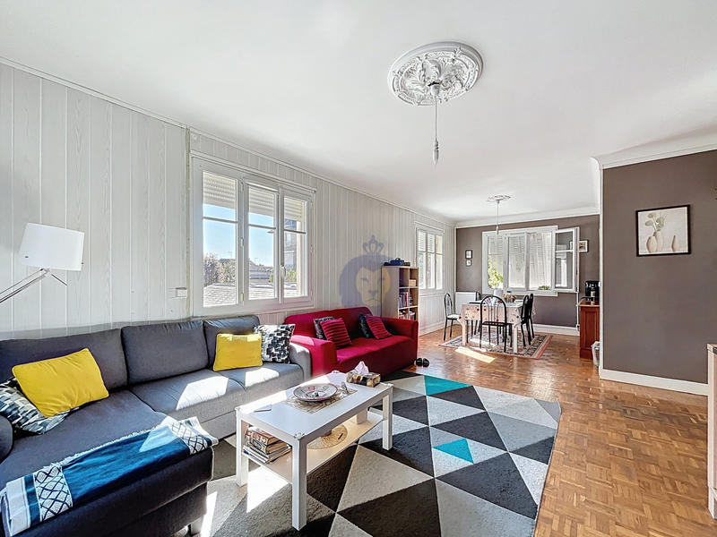 Maison - 216 m² - 8 pièces