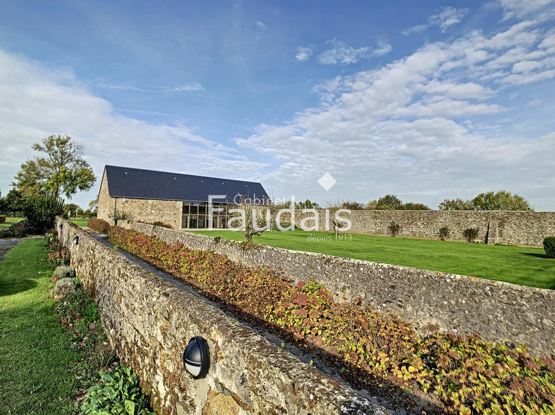 Maison - 1 014 m² - 34 pièces