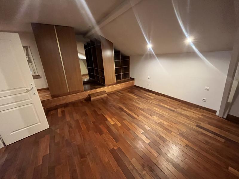 Villa - 216 m² - 9 pièces