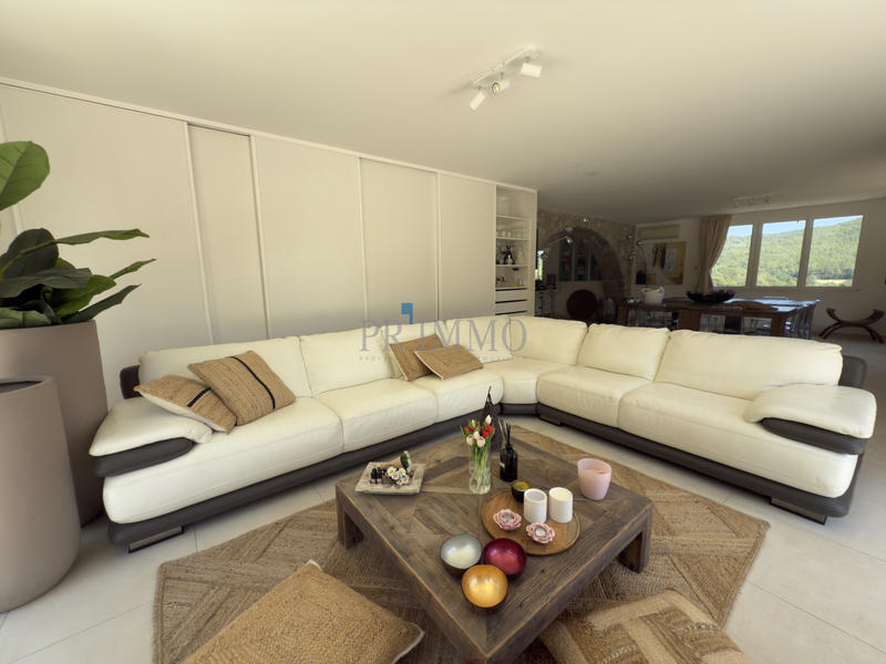 Villa - 242 m² - 6 pièces