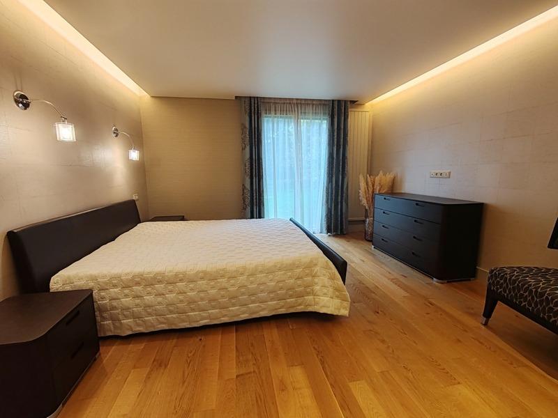 Demeure - 334 m² - 12 pièces